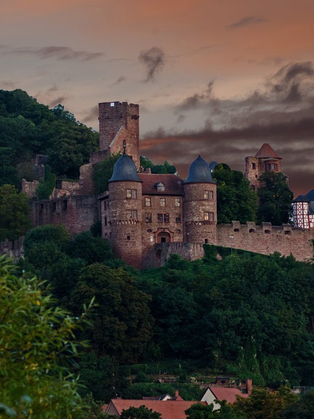 Burg Wertheim über der Altstadt in der Abenddämmerung