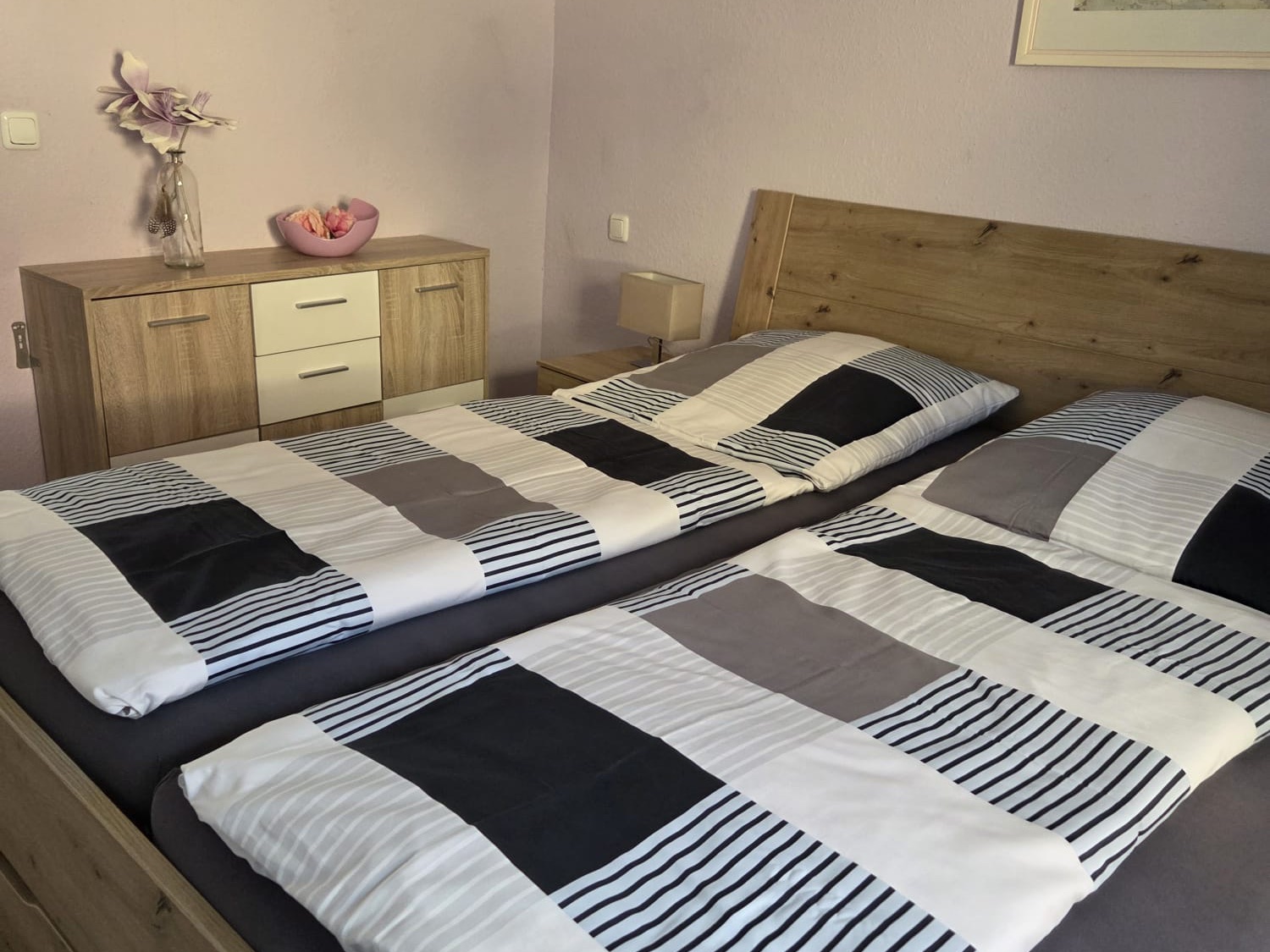 Ferienwohnung Mainblick – großes Schlafzimmer mit Doppelbett